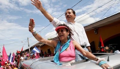 Daniel Ortega y Rosario Murillo en un mitin en Granada en 2006.