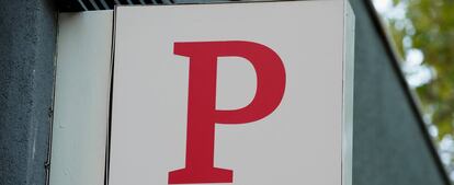Letrero de un logotipo en una oficina de Banco Popular