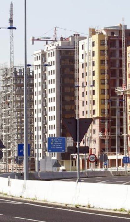 Viviendas sociales en construcci&oacute;n en San Paio de Navia en 2007.