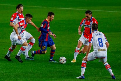 Messi controla ante varios defensores del Alavés.