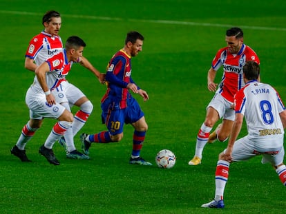 Messi controla ante varios defensores del Alavés.