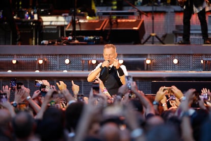 Bruce Springsteen baja del escenario en un momento del concierto en Madrid.  