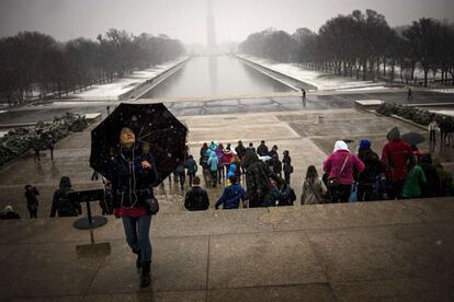 Turistas visitan el monumento a Lincoln en Washington cerrado por las fuertes nevadas caídas a lo largo del día.