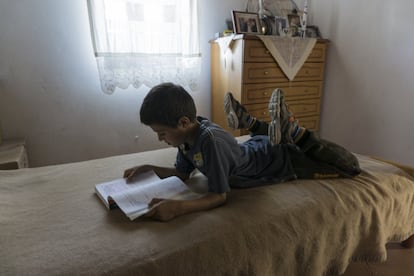 <p>Christos es el hijo menor en su familia. Tiene un dormitorio propio en el que pasa la mayor parte de su tiempo libre, que suele dedicar a la lectura. Cuando se le pregunta qué quiere ser de mayor, siempre responde: "Profesor".</p> El 11 de septiembre, día que empezó el último año escolar, en cada escuela de Grecia un sacerdote ortodoxo griego realizó una santificación para tener un buen año. Sin embargo, en esta isla remota no pasó nada, ya que no hay ningún religioso en la isla, a pesar de que hay tres iglesias en él. Cada vez que suena la campana, solo Christos corre hacia su escritorio.</p>