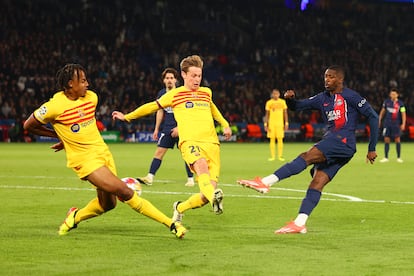 Dembélé del Paris Saint-Germain, marca el primer gol de su equipo ante el FC Barcelona, durante el partido de ida de cuartos de final de la Liga de Campeones.