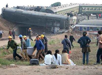 Los equipos de rescate evacuan cadáveres del lugar del accidente de trenes en Zibo, al norte de la provincia china de Shangdong.