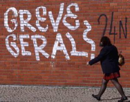 Una mujer camina por una calle en Lisboa. EFE/Archivo