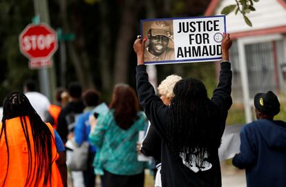 Manifestantes pidiendo justicia para Ahmaud Arbery.