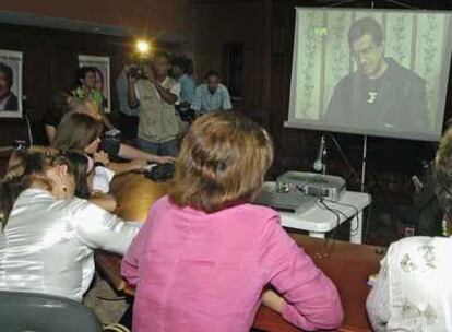 Familiares de los diputados colombianos secuestrados observan el vídeo enviado por las FARC, ayer, en Cali.