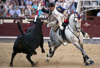 Joao Moura, durante la faena a su segundo toro, al que cortó una oreja. Compartió cartel con Andrés Romero y Luis Valdenebro, con toros de la ganadería José Benítez Cubero.