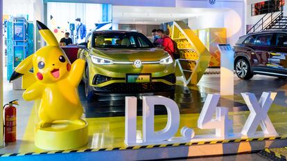 Vehículo eléctrico de la marca Volkswagen, en una feria de Shanghái, el 29 de abril.