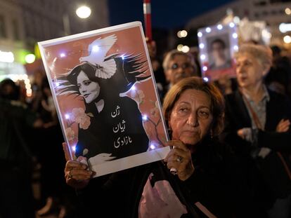 Una mujer sostiene un dibujo con la imagen de Masha Yina Amini y el lema "Mujer, Vida y Libertad" escrito en persa, en una manifestación en la víspera del aniversario de su muerte en Berlín, el 15 de septiembre de 2023.