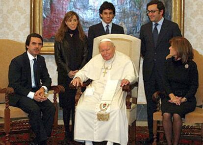 Aznar y su esposa flanquean al Papa; detrás, sus hijos Ana y Alonso, y su yerno, Alejandro Agag.