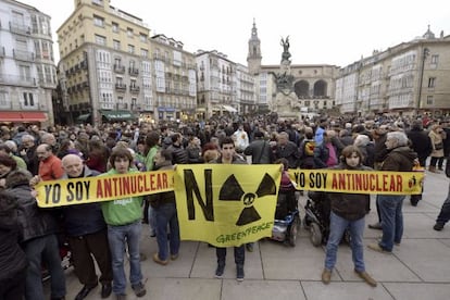 Centenares de personas se han manifestado por el centro de Vitoria para exigir que la central nuclear de Garoña no reanude su actividad. 