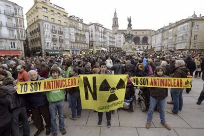 Centenares de personas se han manifestado por el centro de Vitoria para exigir que la central nuclear de Garoña no reanude su actividad. 