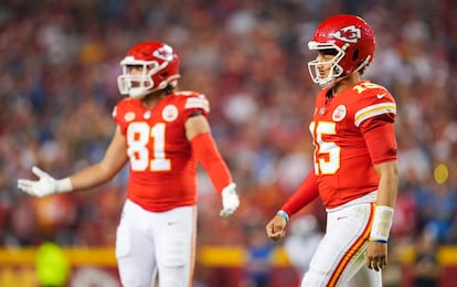 Blake Bell (izquierda) y Patrick Mahomes (derecha)