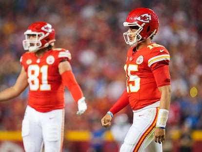 Blake Bell (izquierda) y Patrick Mahomes (derecha), durante el partido inaugural de la temporada de NFL.