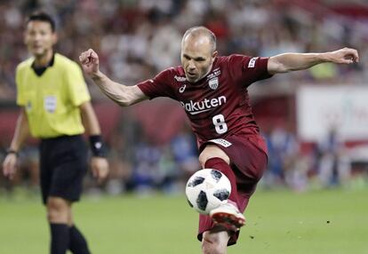 El jugador español del Vissel Kobe, Andrés Iniesta, marca un gol frente a Shonan Bellmare.