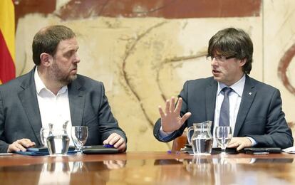 Oriol Junqueras (izquierda) y Carles Puigdemont durante la reuni&oacute;n del Gobierno de la Generalitat de Catalu&ntilde;a, el 19 de enero. 