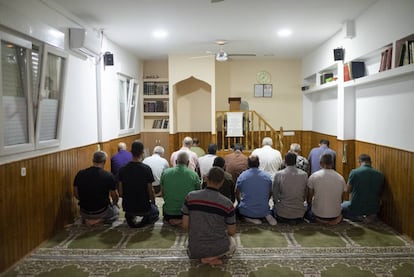 Creyentes musulmanes en la mezquita de Al Ghofram, en el barrio de Los Elementos de Pozuelo de Alarcón.