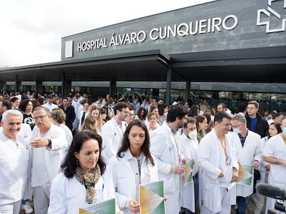 Decenas de profesionales protestan durante una huelga de médicos en el Hospital Álvaro Cunqueiro, en Vigo.
