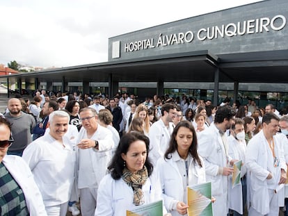 Médicos en huelga se concentran este martes ante el hospital de Vigo.