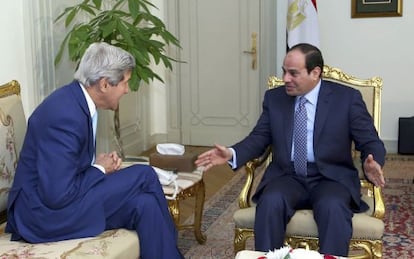 El presidente egipcio, Abdelfatá al Sisi, recibe al secretario de Estado de EE UU, John Kerry, en El Cairo, el 22 de junio