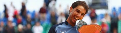 Nadal muerde el trofeo de campeón en Montecarlo.