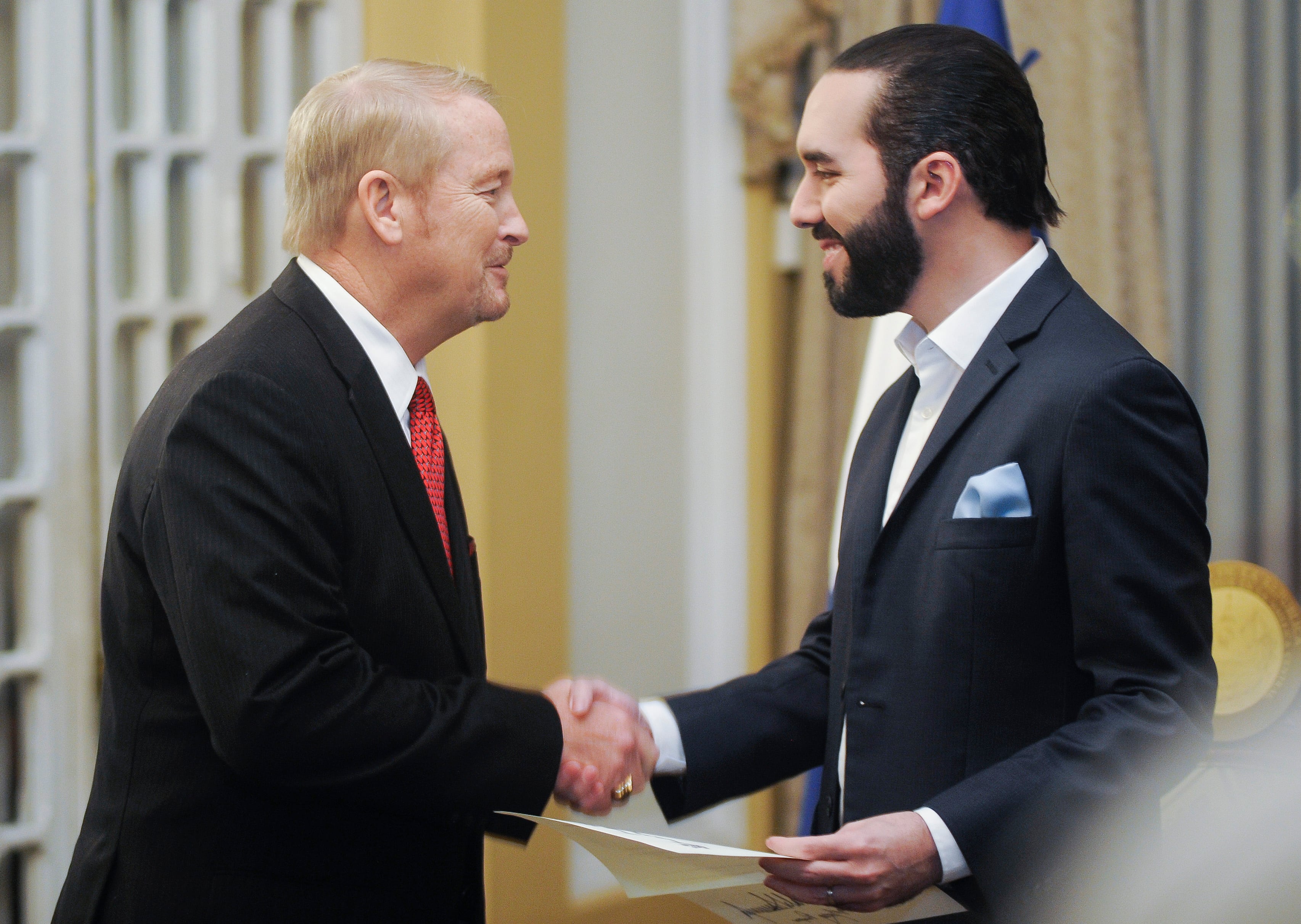 Revelado informe que detalla presunta complicidad de exembajador de EE.UU. en El Salvador con Nayib Bukele para frustrar investigaciones de corrupción