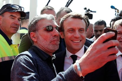 Emmanuel Macron posa junto a un seguidor el pasado jueves.
