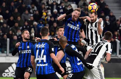 Chiellini trata de rematar ante Skriniar.