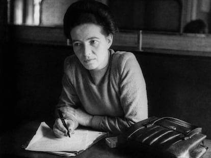 Simone de Beauvoir, en París en 1945. 