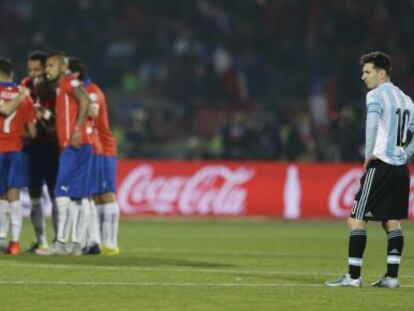 Messi contempla el panorama mientras los jugadores chilenos se conjuran antes de los penaltis.