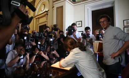 Pablo Iglesias firma el libro de honor del Ayuntamiento de Cádiz junto al alcalde, Kichi.