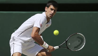 Djokovic prepara un revés ante Dimitrov. 