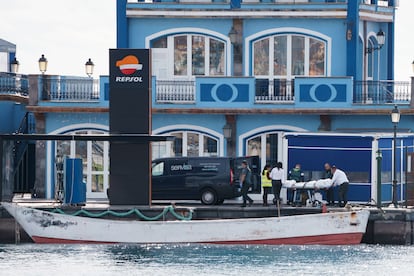 Momento del traslado de uno de los inmigrantes fallecidos este mircoles, en Tenerife.