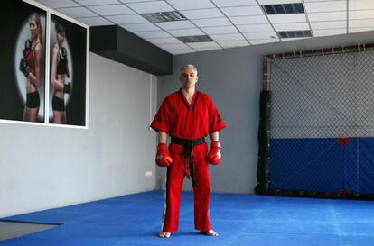 Aris Christodoulou, 39 años, monitor de artes marciales, posa en su gimnasio de la capital helena. "Mis clientes no pueden hacer frente a la mensualidad y ni yo ni mis compañeros estamos recibiendo salario alguno".