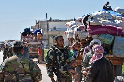 Refugiados sirios llegan a un puesto de control en manos del Ejército regular.