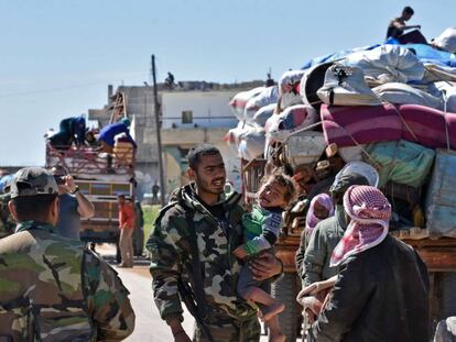 Refugiados sirios llegan a un puesto de control en manos del Ejército regular.