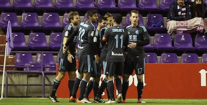 Los jugadores de la Real Sociedad celebran su segundo gol.