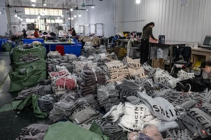 Paquetes de ropa de la marca de ropa rápida Shein esperan su envío en una fábrica en Guangzhou, China, el pasado 12 de febrero.