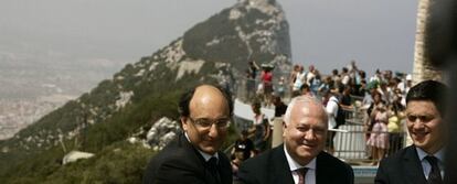 Moratinos, Caruana y Miliband posan en el balcón <i>Top of the Rock</i> (La cima de la Roca).