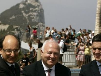 Moratinos, Caruana y Miliband posan en el balcón <i>Top of the Rock</i> (La cima de la Roca).