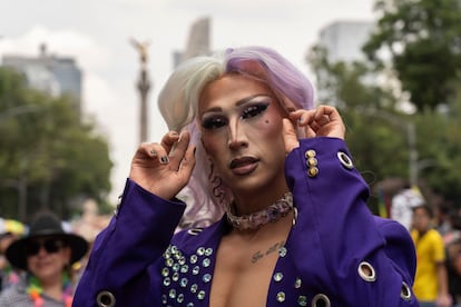 Asistente a la Marcha del Orgullo LGBTIQ+ el 28 de junio 2025 en Ciudad de México.