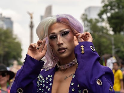 Asistente a la Marcha del Orgullo LGBTIQ+ el 28 de junio 2025 en Ciudad de México.