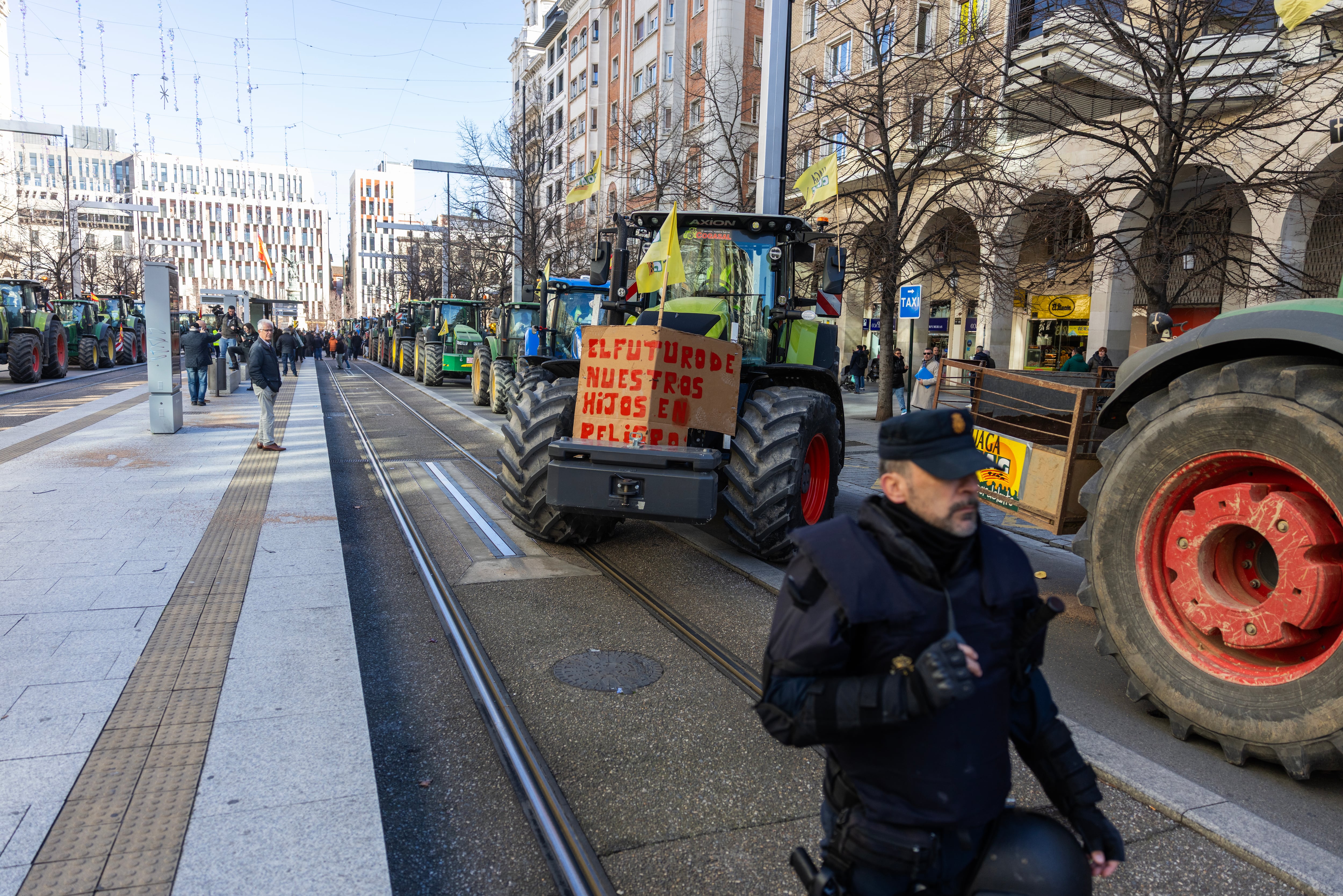 Tractorada del sector del campo, este viernes en Zaragoza.