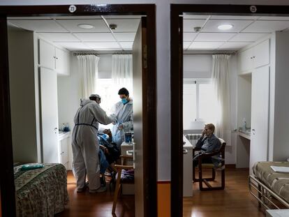 Residencia de ancianos Las Praderas en Pozuelo de Alarcón, en la imagen, Daniel Agha, director de la residencia y uno de los médicos de la residencia realizan un test rápidos a una residente.