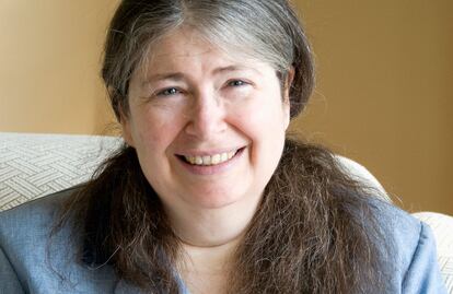 Internet, por Radia Perlman

Radia Perlman (1952) está considerada la 'madre de Internet' y se la conoce por ser la creadora del Spanning Tree (STP), un protocolo gracias al cual se pudo desarrollar Internet tal como hoy lo conocemos. A lo largo de su carrera ha registrado 70 patentes, casi todas relacionadas con la seguridad en la red.