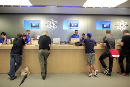 Clientes esperan para ser atendidos en la tienda Apple de la Quinta Avenida de Nueva York.