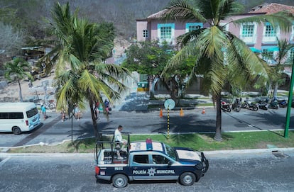 Una patrulla de la policía municipal hace un recorrido, el 10 de marzo en Huatulco, en la costa de Oaxaca.